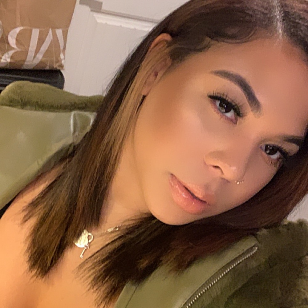 Meet your Posher, Taylor - Picture 2 of 2